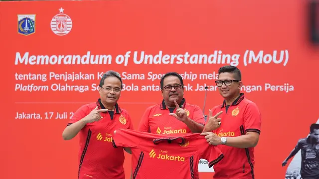 Wakil Gubernur Jakarta, Rano Karno (tengah) menjadi saksi penandatanganan memorandum of understanding (MoU) antara Persija Jakarta yang diwakili direkturnya, Mohamad Prapanca (kanan), dan Bank Jakarta yang diwakili direktur utamanya, Agus Haryoto Widodo (kiri), di Taman Menteng, Jakarta Pusat, Kamis (17/7/2025) sore WIB. (Dok. Persija)