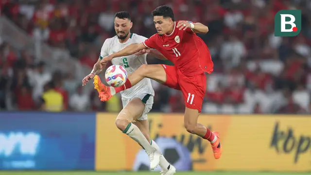 Pemain Timnas Indonesia, Ragnar Oratmangoen (kanan) berusaha mengontrol bola di depan pemain Irak, Rebin Sulaka pada laga Grup F putaran kedua Kualifikasi Piala Dunia 2026 zona Asia antara Timnas Indonesia menghadapi Irak di Stadion Utama Gelora Bung Karno (SUGBK), Senayan, Jakarta, Kamis (6/6/2024). (Bola.com/M Iqbal Ichsan)