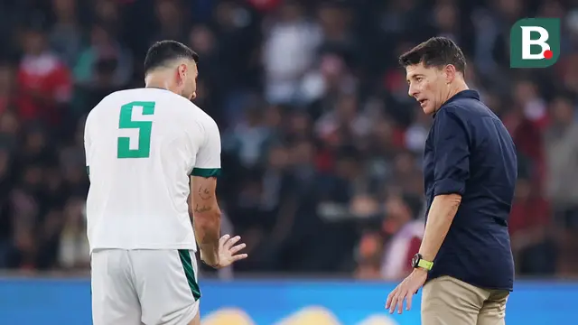Pelatih Timnas Irak, Jesus Casas saat menghadapi Timnas Indonesia di Stadion Utama Gelora Bung Karno, Jakarta, Kamis (6/6/2024). (Bola.com/Abdul Aziz)
