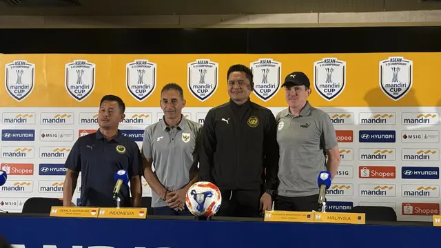 Dari kiri ke kanan: Pelatih Brunei Darussalam U-23 Aminnudin bin Jumat, Pelatih Timnas Indonesia U-23 Gerald Vanenburg, Pelatih Malaysia U-23 Nafuzi Zain, dan pelatih Filipina U-23 Garrath McPherson saat menghadiri konferensi pers Piala AFF U-23 2025 di Stadion Utama Gelora Bung Karno (SUGBK), Senayan, Jakarta Pusat pada Senin (14/7/2025) siang WIB. (Liputan6.com/Melinda Indrasari)