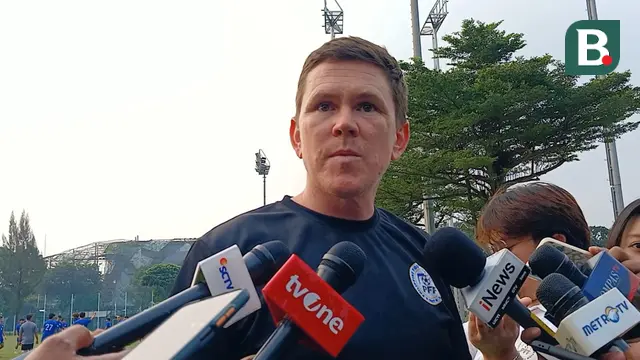 Pelatih Timnas Filipina U-23, Garrath McPherson berbicara kepada awak media di Lapangan A Komplek Stadion Utama Gelora Bung Karno, Jakarta, Kamis (17/7/2025). (Bola.com/Hery Kurniawan).