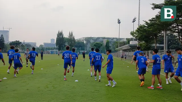 Skuad Timnas Filipina U-23 berlatih di Lapangan A, Komplek Stadion Utama Gelora Bung Karno, Jakarta, Kamis (17/7/2025). (Bola.com/Hery Kurniawan).