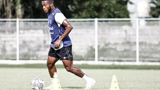 Penyerang sayap anyar Bali United Privat Mbarga saat sesi latihan di Lapangan Gelora Samudera Kuta. (Bola.com/Maheswara Putra)