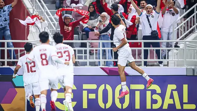 Pemain Timnas Indonesia U-23, Rafael Struick (kanan) melakukan selebrasi setelah mencetak gol ke gawang Korea Selatan U-23 pada laga perempat final Piala Asia U-23 2024 di Abdullah bin Nasser bin Khalifa Stadium, Qatar, Jumat (26/04/2024) WIB. (Dok. AFC)
