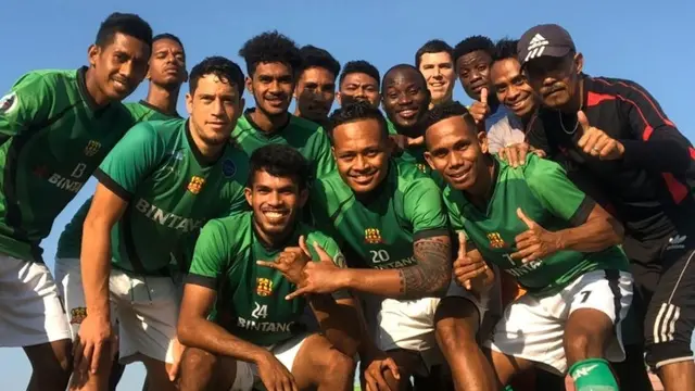 Nanang Hidayat (kaus hitam), mantan kiper Arema yang kini melatih penjaga gawang Lalenok FC di Timor Leste. (Bola.com/Dok Pribadi)