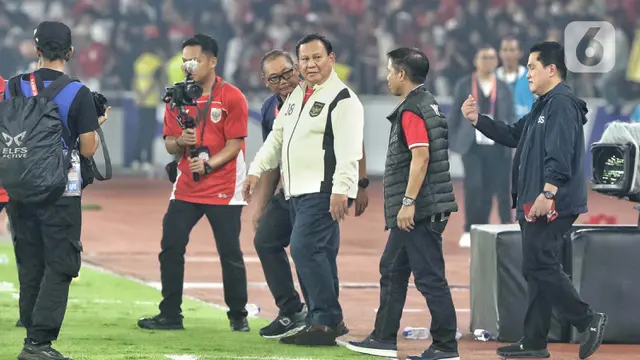 Di lapangan, Presiden Prabowo Subianto didampingi Manager Timnas Indonesia Sumardji dan Ketua Umum PSSI Erick Thohir. (Liputan6.com/Angga Yuniar)