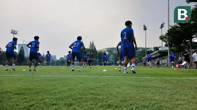 Skuad Timnas Filipina U-23 berlatih di Lapangan A, Komplek Stadion Utama Gelora Bung Karno, Jakarta, Kamis (17/7/2025). (Bola.com/Hery Kurniawan).