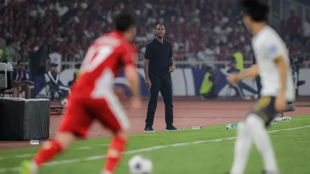 Ekspresi pelatih Timnas Indonesia, Patrick Kluivert, saat melawan Timnas China dalam laga Kualifikasi Piala Dunia 2026 zona Asia di Stadion Utama Gelora Bung Karno (SUGBK) Senayan, Jakarta, Kamis (5/6/2025). (Bola.com/Bagaskara Lazuardi)