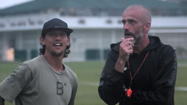 Pelatih PSS, Eduardo Perez (kanan), bersama Irfan Bachdim setelah latihan di Lapangan Yogyakarta International School (YIS), Mlati, Sleman (12/2/2020). (Bola.com/Vincentius Atmaja)