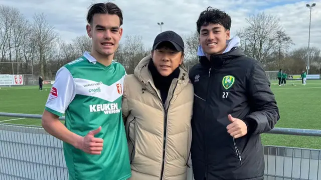 Kebersamaan Shin Tae-yong dan Jens Raven (kanan) dan Rafael Struick (kiri) saat kedua pemain muda tersebut masih berkarier di Belanda. (Bola.com/Dok.Instagram Shin Tae-yong).