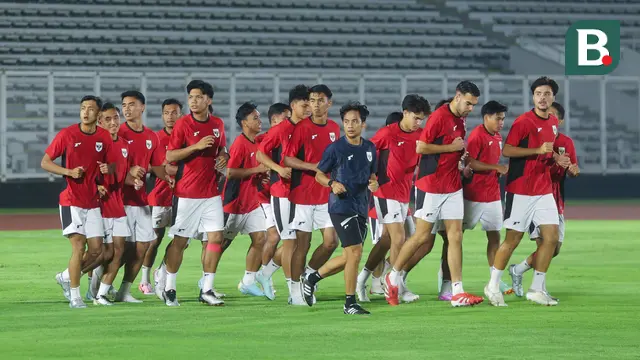 Pemain Timnas Indonesia U-23 menggelar sesi latihan di Stadion Madya, Jakarta, Kamis (17/7/2025). (Bola.com/M Iqbal Ichsan)