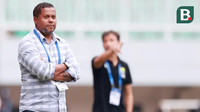Pelatih Persik Kediri, Divaldo Alves saat melawan Persib Bandung pada laga BRI Liga 1 2022/2023 di Stadion Pakansari, Bogor, Rabu (8/3/2023). (Bola.com/M Iqbal Ichsan)