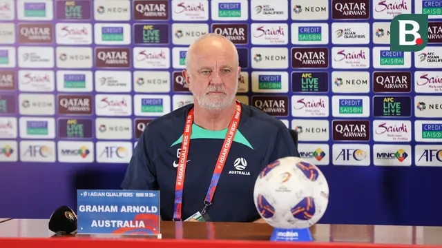 Gestur pelatih Timnas Australia, Graham Arnold, lebih cair menjelang duel versus Timnas Indonesia alam matchday kedua Grup C putaran ketiga Kualifikasi Piala Dunia 2026 Zona Asia di Stadion Utama Gelora Bung Karno (SUGBK), Jakarta Pusat, pada Selasa (10/9/2024) malam WIB. (Bola.com/Abdul Aziz)