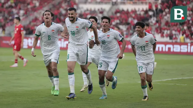 Selebrasi para pemain Irak merayakan gol ke gawang Indonesia yang dicetak Aymen Hussein (kedua kiri) melalui eksekusi penalti pada laga Grup F putaran kedua Kualifikasi Piala Dunia 2026 zona Asia di Stadion Utama Gelora Bung Karno (SUGBK), Senayan, Jakarta, Kamis (6/6/2024). (Bola.com/Abdul Aziz)