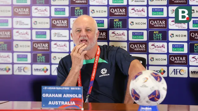 Pelatih kepala Timnas Australia, Graham Arnold menghadiri konferensi pers jelang laga kualifikasi Piala Dunia 2026 menghadapi Indonesia di Ruang Konferensi Pers Stadion Utama Gelora Bung Karno (SUGBK), Senayan, Jakarta, Senin (9/9/2024). (Bola.com/Abdul Aziz)