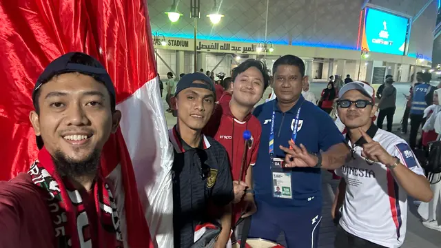 Kordinator Garuda Saudi, Ramadhan (paling kiri) saat mendukung perjuangan Timnas Indonesia. (Dokumentasi Garuda Saudi)