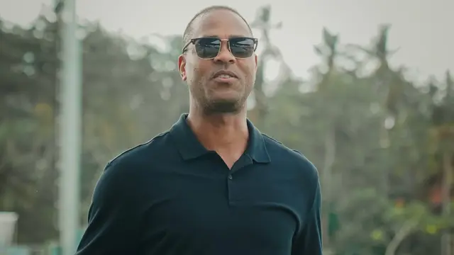 Pelatih Timnas Indonesia, Patrick Kluivert, beserta asistennya, Alex Pastoor, mengunjungi Bali United Training Center, Gianyar, pada Rabu (21/5/2025). (Bola.com/Dok.Instagram Bali United)