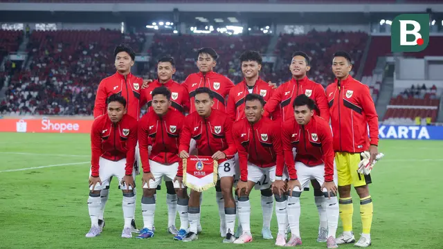Skuad Timnas Indonesia U-23 berfoto menjelang laga melawan Timnas Filipina U-23 pada Piala AFF U-23 2025 di Stadion Utama Gelora Bung Karno, Jakarta, Jumat (18/7/2025). (Bola.com/Muhammad Iqbal Ichsan)
