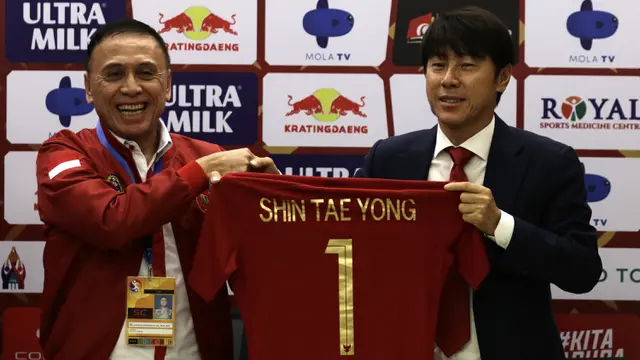 Ketua Umum PSSI, Mochamad Iriawan, bersama pelatih Timnas Indonesia, Shin Tae-yong, dalam perkenalan pelatih Timnas Indonesia di Stadion Pakansari, Cibinong, Sabtu (28/12). PSSI Kontrak Shin Tae-yong 4 Tahun sebagai Pelatih Timnas.(Bola.com/Yoppy Renato)
