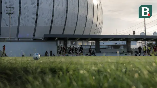 Suasana latihan Timnas Indonesia Putri jelang Kualifikasi Piala Asia 2026 yang berlangsung di lapangan latih Jakarta International Stadium (JIS), Jakrata Utara, Jumat (20/06/2025). (Bola.com/Bagaskara Lazuardi)