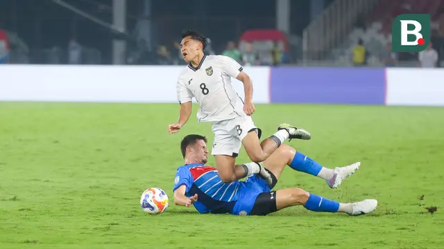 Pemain Timnas Indonesia U-23, Rayhan Hannan, terjatuh saat berusaha melewati pemain Filipina pada laga Grup A Piala AFF U-23 2025 di SUGBK, Senayan, Jakarta, Jumat (18/07/2025) malam WIB. (Bola.com/M Iqbal Ichsan)