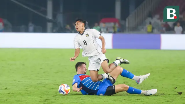 Pemain Timnas Indonesia U-23 Rayhan Hannan mendapat tekel pemain Filipina U-23 di SUGBK, Senayan, Jakarta hari Jumat (18/07/2025) malam WIB. Skuad Garuda Muda susah payah mengalahkan The Azkals junior, tiga poin dari Filipina berkat gol bunuh diri Jaime Rosquillo. (Bola.com/M. Iqbal Ichsan)