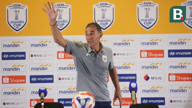 Pelatih Timnas Indonesia U-23, Gerald Vanenburg, saat sesi konferensi pers selepas duel melawan Timnas Filipina U-23 pada lanjutan Piala AFF U-23 2025 di Stadion Utama Gelora Bung Karno, Jakarta, Jumat (18/7/2025). (Bola.com/Muhammad Iqbal Ichsan)