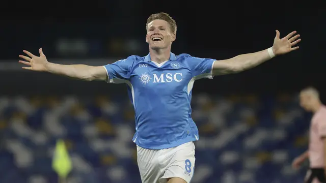 Pemain Napoli, Scott McTominay merayakan golnya ke gawang Como saat laga lanjutan Liga Italia 2024/2025 yang berlangsung di Stadion Diego Armando Maradona, Naples, Italia, Jumat (04/10/2024) WIB. (AP Photo/LaPresse/Alessandro Galofaro)
