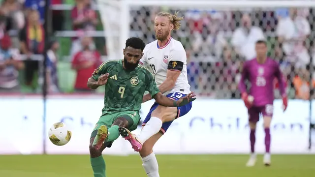 Duel antara Firas Al Brikan dan Tim Ream pada laga Arab Saudi vs Amerika Serikat di Piala Emas CONCACAF 2025 (AP Photo/Eric Gay)
