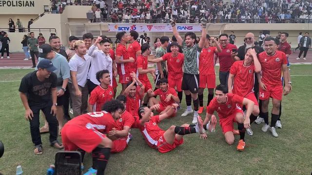 Colossus FC berhasil menjadi kampiun Celebrity Trofeo 2025 setelah mengungguli Selebritis FC dan Standupindo FC di Stadion PTIK, Jakarta Selatan, pada Sabtu (19/7/2025). (Bola.com/Muhammad Adiyaksa)