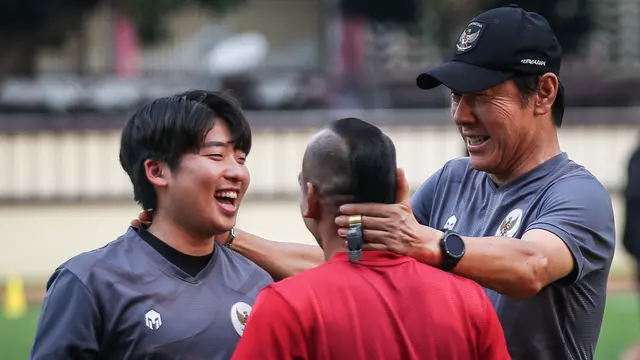 Pelatih Kepala Timnas Indonesia, Shin Tae-yong (kanan) bercanda dengan pemainnya, Riko Simanjuntak (tengah) dan penerjemahnya, Jeong Seok-seo saat latihan perdana Timnas Indonesia yang berlangsung di Stadion PTIK, Jakarta, Senin (20/03/2023) sore WIB. Skuad Garuda rencananya akan melakoni laga FIFA Match Day melawan Burundi pada 25 dan 28 Maret 2023 di Stadion Patriot Candrabhaga, Bekasi. (Bola.com/Bagaskara Lazuardi)