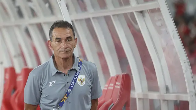 Pelatih Timnas Indonesia U-23, Gerald Vanenburg, dalam laga versus Filipina U-23 pada fase Grup A Piala AFF U-23 2025 di Stadion Utama Gelora Bung Karno, Jakarta, Jumat (18/7/2025). (Bola.com/M. Iqbal Ichsan)