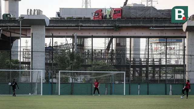 Kiper Timnas Indonesia, Iris Joska de Rouw, saat sesi latihan jelang laga Kualifikasi Piala Asia 2026 yang berlangsung di lapangan latih Jakarta International Stadium (JIS), Jakrata Utara, Jumat (20/06/2025). (Bola.com/Bagaskara Lazuardi)