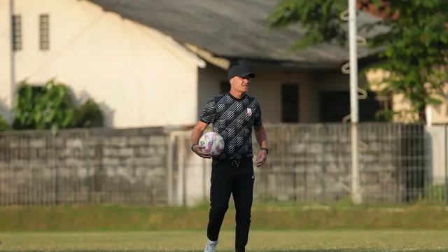 Pelatih Persis Solo, Peter de Roo, saat memimpin agenda pemusatan latihan anak asuhnya yang berlangsung di Yogyakarta sebagai persiapan menuju ajang Super League 2025/2026. (Dok Persis)