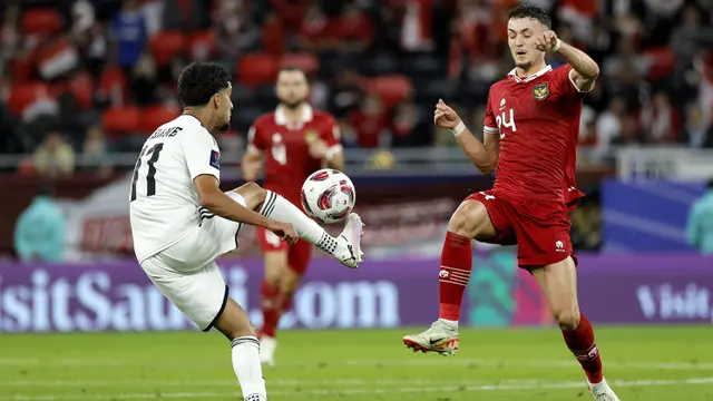 Gelandang Timnas Irak, Zidane Iqbal (kiri) mengontrol bola untuk melewati gelandang Timnas Indonesia, Ivar Jenner pada laga pertama Grup D Piala Asia 2023 Qatar di Ahmad bin Ali Stadium, Al-Rayyan, Doha, Senin (15/1/2024). (AFP/Karim Jaafar)