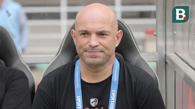 Pelatih kepala PSM Makassar, Bernardo Tavares, saat laga pekan ke-3 BRI Liga 1 2023/2024 menghadapi Persikabo 1973 di Stadion Pakansari, Cibinong, Bogor, Jumat (14/7/2023). (Bola.com/Abdul Aziz)