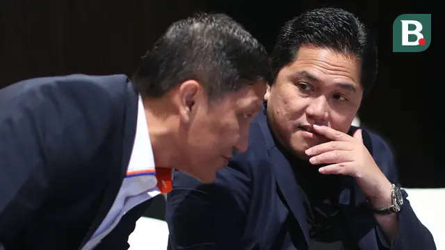 Ketua Umum PSSI, Erick Thohir (kanan), berbincang dengan Direktur Utama PT Liga Indonesia Baru (LIB), Ferry Paulus saat acara konferensi pers Liga 1 2023/2024 di SCTV Tower, Senayan, Jakarta Pusat, Kamis (15/6/2023). (Bola.com/Bagaskara Lazuardi)