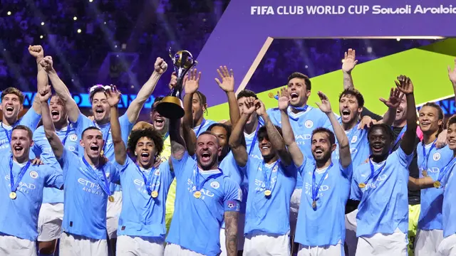 Pemain Manchester City, Kyle Walker mengangkat trofi setelah timnya berhasil menjuarai Piala Dunia Antarklub 2023 di King Abdullah Sports City, Jeddah, Arab Saudi, Sabtu (23/12/2023) dini hari WIB. Manchester City menang dengan skor 4-0. (AP Photo/Manu Fernandez)