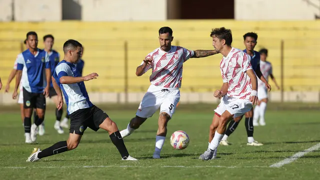 Dua pemain Persis Solo, Jordy Tutuarima dan Adriano Castanheira, tengah berebut bola dengan gelandang PSIM Yogyakarta, Ezequiel Vidal, dalam laga uji coba di Stadion Sultan Agung (SSA), Bantul, Sabtu (19/7/2025). (dok. Persis Solo)