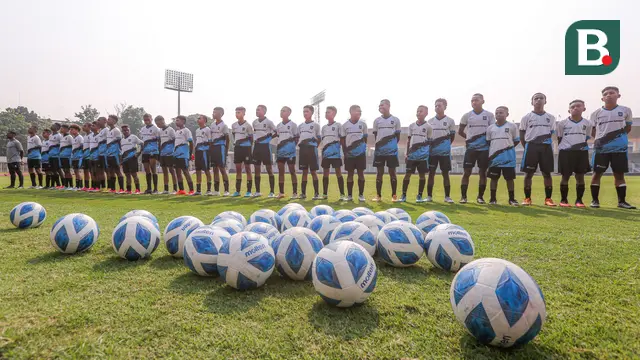 Siswa Papua Football Academy berbaris sebelum coaching clinic bersama legenda Borussia Dortmund yang berlangsung di Stadion Madya, Senayan, Jakarta, Jumat (08/09/2023). (Bola.com/Bagaskara Lazuardi)