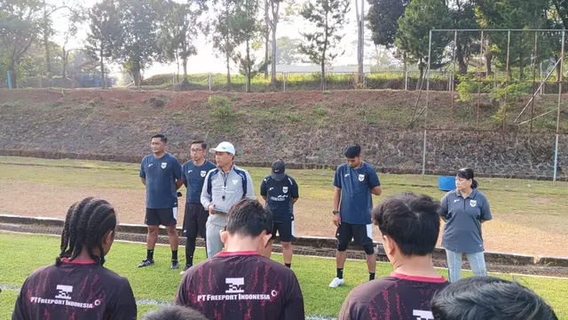 Joko Susilo sudah memimpin sesi latihan Timnas Indonesia Putri di Lapangan PMPP, Sentul, Bogor, Jawa Barat, Senin (21/7/2025). (Dok. ASBWI).