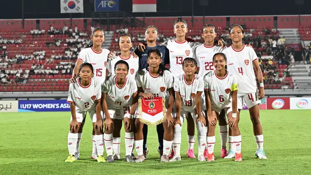 Foto tim starting XI Timnas putri Indonesia U-17 jelang menghadapi Korea Selatan U-17 pada laga Grup A Piala Asia putri U-17 2024 di Stadion Kapten I Wayan Dipta, Gianyar, Bali, Kamis (9/5/2024). (Dok. AFC)