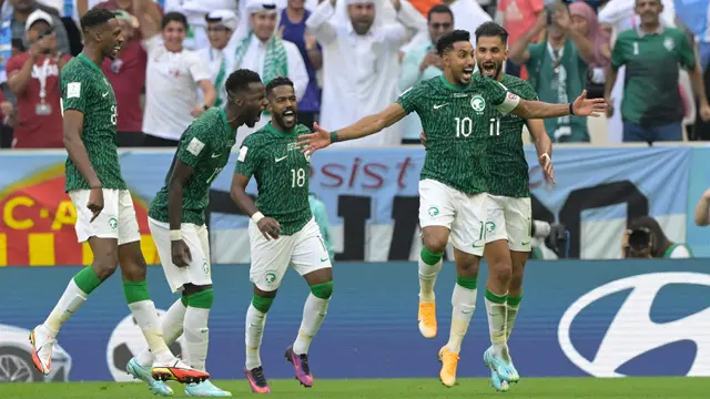 Selebrasi pemain Arab Saudi usai menjebol gawang Argentina di pertandingan Grup C Piala Dunia Qatar 2022 yang berlangsung di Stadion Lusail, Doha, Selasa (22/11/2022). (AFP/Juan Mabromata)