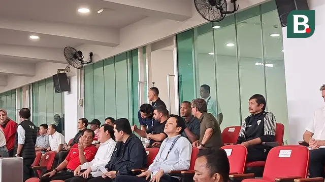 Pelatih Timnas Indonesia, Patrick Kluivert, bersama asistennya, Alex Pastoor, kembali menyaksikan perjuangan timnas U-23 di Piala AFF U-23 2025 di Stadion Utama Gelora Bung Karno (SUGBK), Jakarta Pusat, pada Senin (21/7/2025) malam WIB. (Bola.com/M. Adiyaksa)