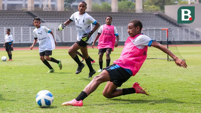 Seorang siswa Papua Football Academy mengejar bola saat coaching clinic bersama tiga legenda Borussia Dortmund di Stadion Madya, Senayan, Jakarta, Jumat (08/09/2023). (Bola.com/Bagaskara Lazuardi)