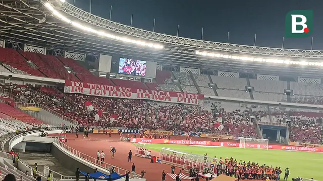 Spanduk besar mengiringi laga Timnas Indonesia U-23 vs Malaysia dalam laga Grup A Piala AFF U-23 2025 di Stadion Utama Gelora Bung Karno, Jakarta, Senin (21/7/2025).