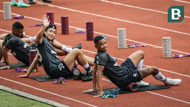 Dua pemain asing lainnya adalah Bae Sin-Young (tengah) dan Alex Goncalves (tidak terlihat). Sin-Young adalah gelandang asal Korea Selatan, sedangkan Alex merupakan penyerang asal Brasil. (Foto: Bola.com/Bagaskara Lazuardi)