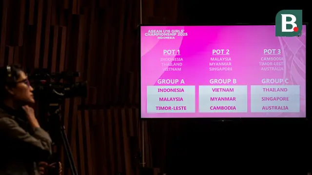 Hasil akhir pengundian AFF U-16 Putri 2025 Indonesia yang berlangsung di SCTV Tower, Jakarta Pusat, pada Senin (21/7/2025). (Bola.com/Bagaskara Lazuardi)