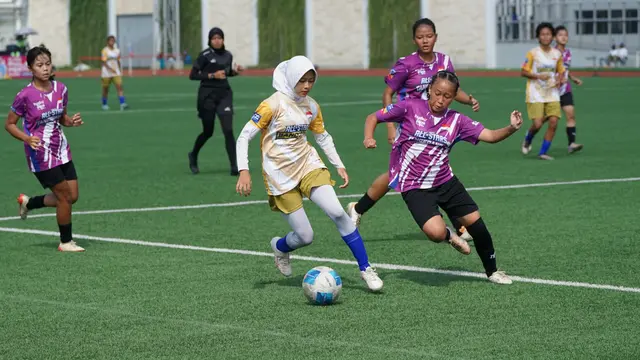 Aksi Diva Aulia Putri (kuning) saat memperkuat Bandung dalam laga final Piala Pertiwi All Stars 2025 melawan Tangerang di Supersoccer Arena, Kudus, Jawa Tengah, Minggu (13/7/2025). (Dok. Bakti Olahraga Djarum Foundation/MilkLife)