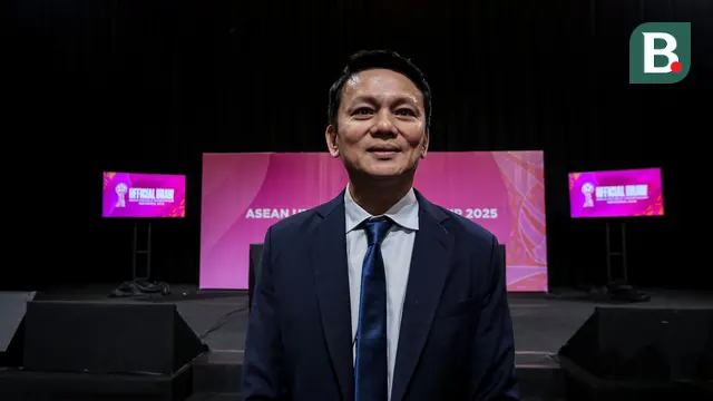 Sekretaris Jenderal AFF, Wiston Lee berpose setelah melakukan wawancara di depan media dalam pengundian AFF U-16 Putri 2025 Indonesia yang berlangsung di SCTV Tower, Jakarta Pusat, pada Senin (21/7/2025). (Bola.com/Bagaskara Lazuardi)